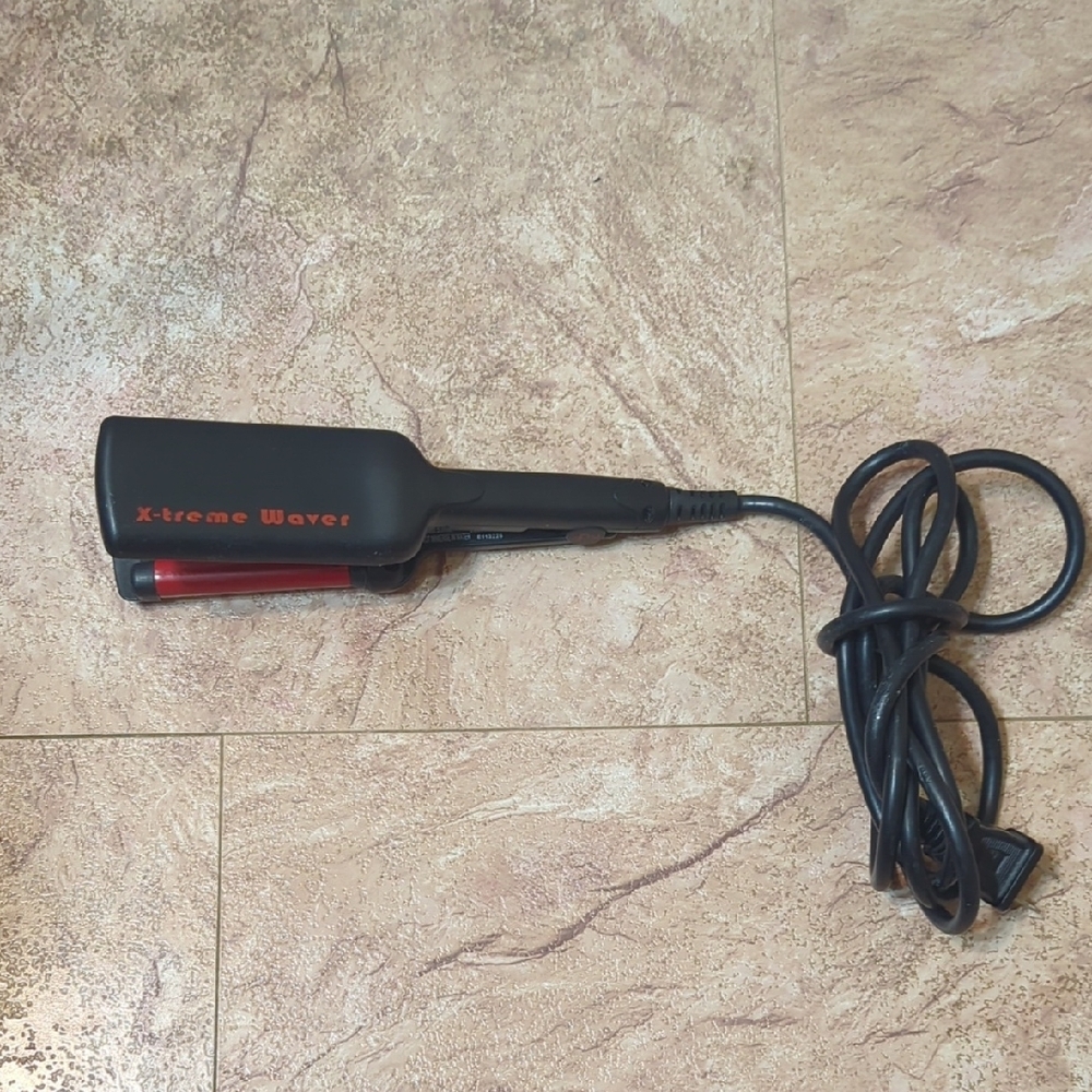 X-treme Wave Hair Straightener - Black and Red